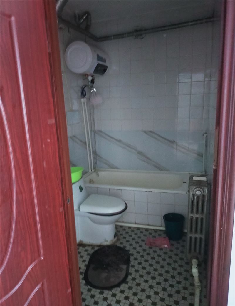 大商后面，二院的斜對角有六樓出租，拎包入住