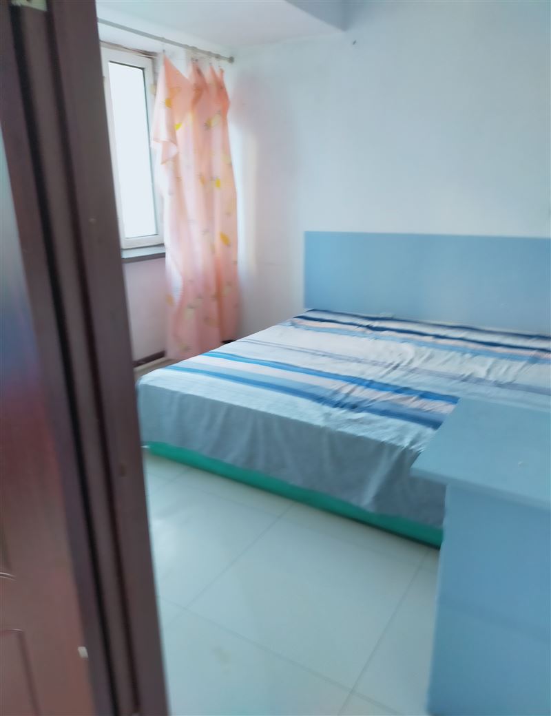 大商后面，二院的斜對角有六樓出租，拎包入住