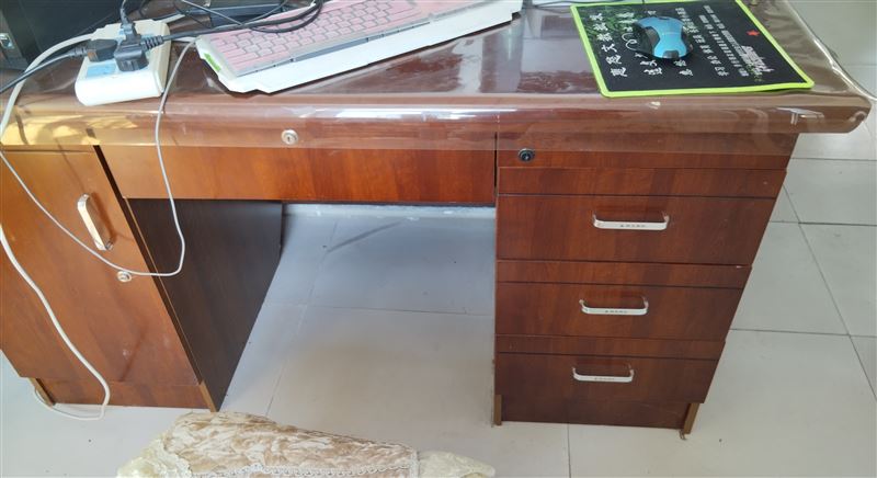 低價(jià)出售學(xué)生桌椅