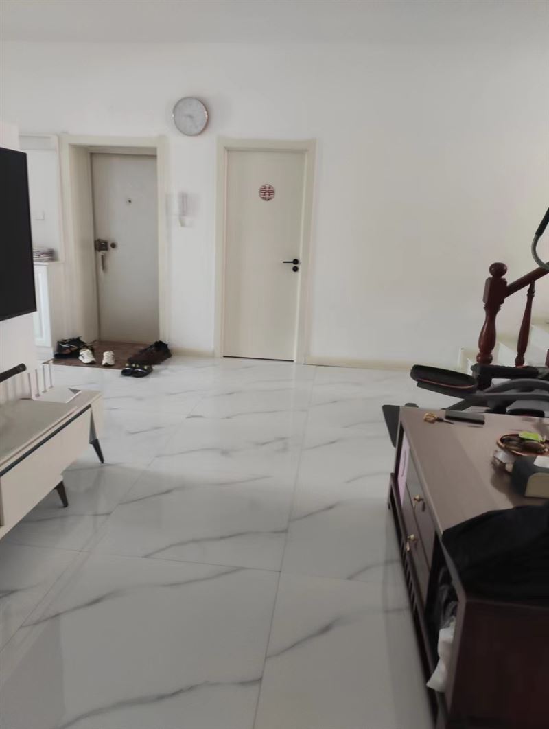 湖濱小區(qū)一樓半107平精裝39.5萬