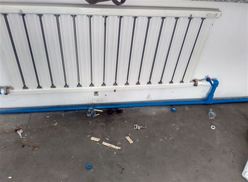 水暖工。電鎬砸墻。木工。瓦工