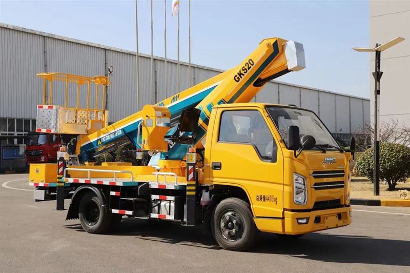 出租高空作業(yè)車，和半截子貨車